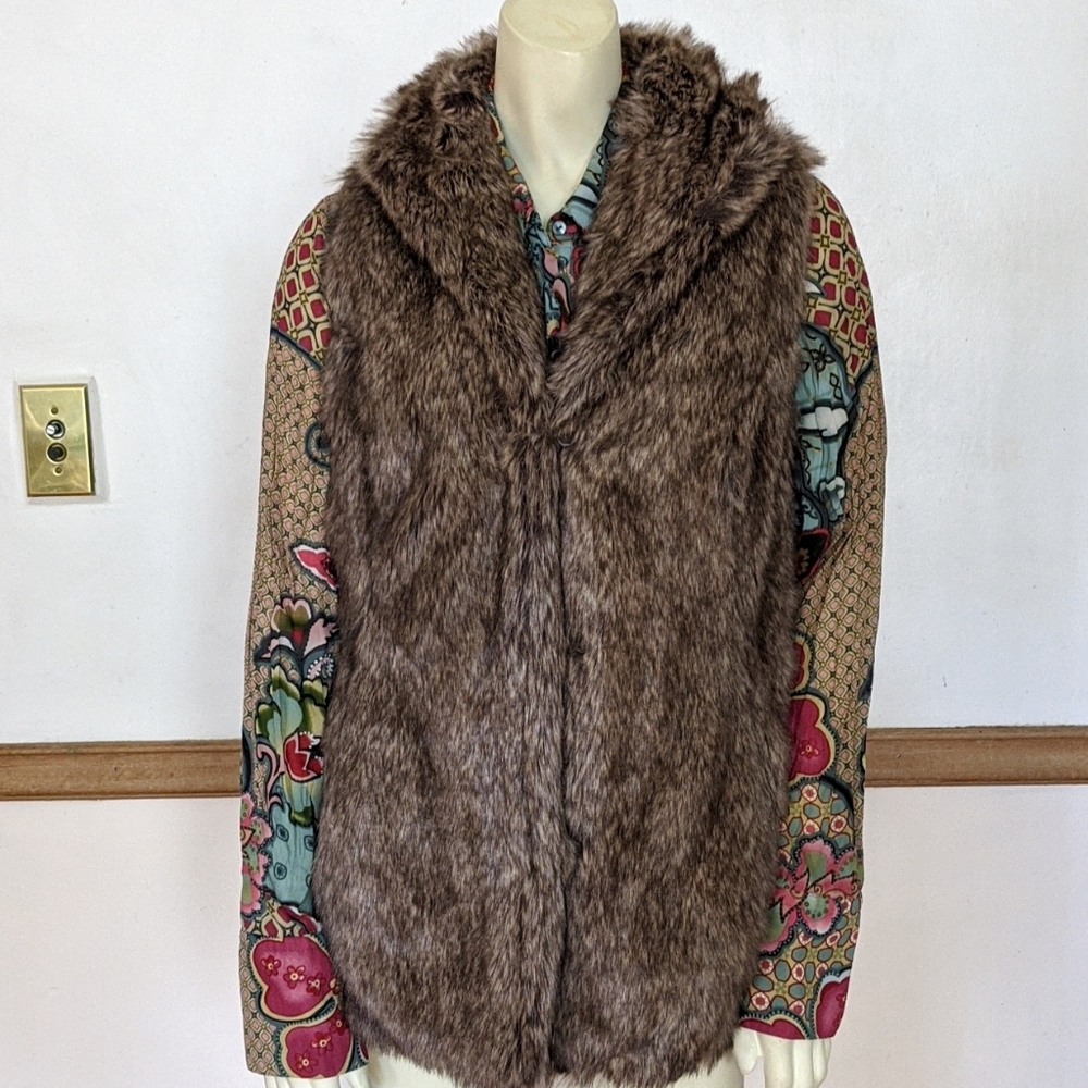Coffeeshop Faux Fur Vest size Medium - Picture 4 of 9
